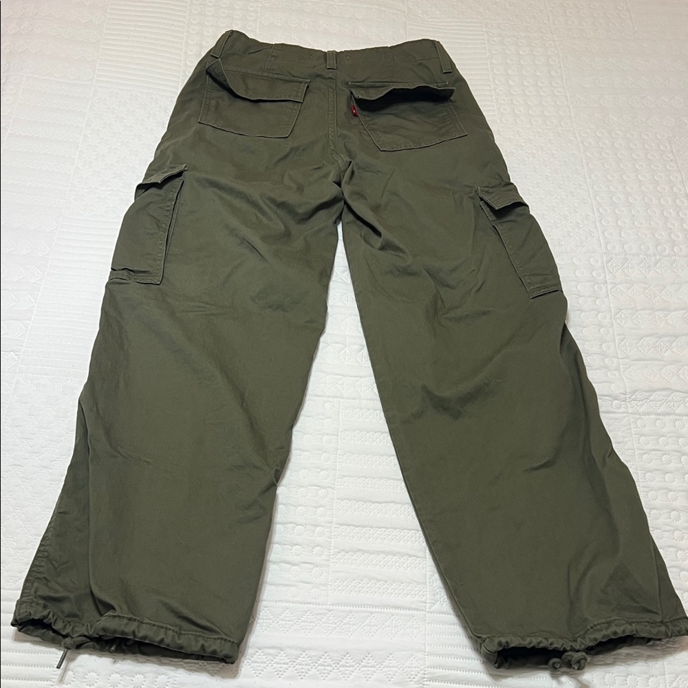 Levi's Women's Olive Straight Cargo Pants - Picture 11 of 11